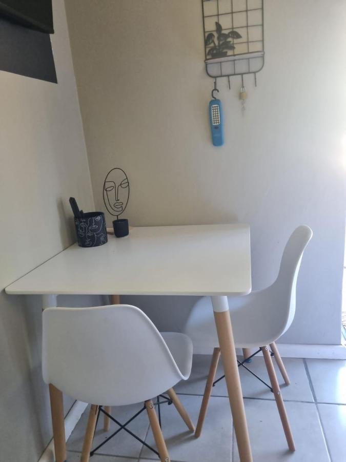 Angel 8 Airbnb Apartment 2 Робертсон Екстериор снимка